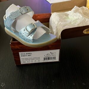 Selling toddler sandals new